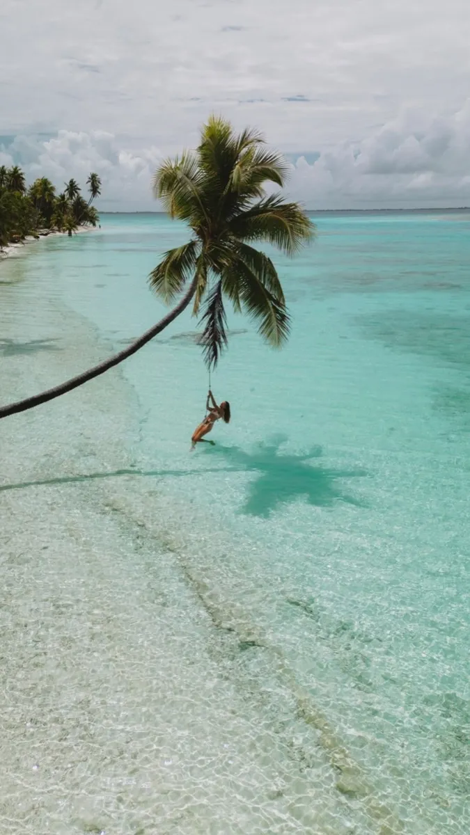 Palm tree swing over turquoise water — Siargao island lifestyle