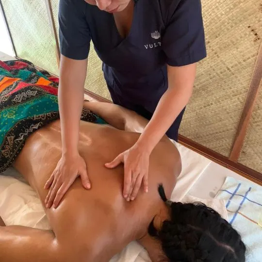 Vultun therapist performing a massage
